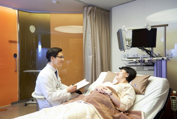 건강검진센터 차충근 교수가 차움에 방문한 고객과 검진 전 예진을 진행하고 있다. (사진=차움)