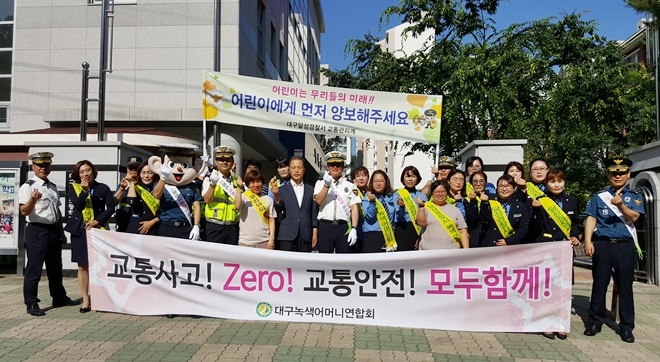 교통안전캠페인을 벌이고 있다.(사진제공=대구 달성경찰서)