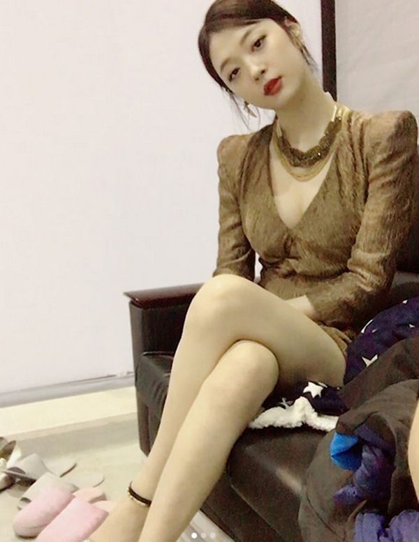 설리, '다리꼰채 단아한 듯 빠져들 듯....여리여리 가느다람'