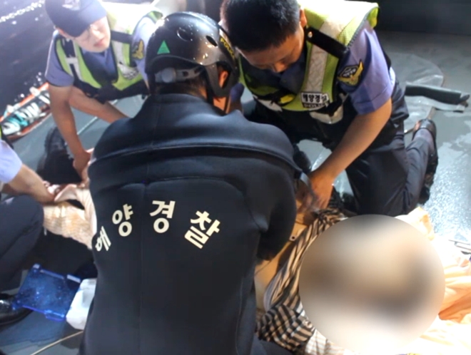 심폐소생술을 하고 있다.(사진제공=부산해양경찰서)