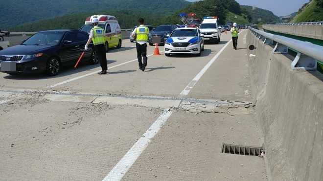 이음쇠 돌출로 차량을 통제하고 있다. (사진제공=부산지방경찰청)