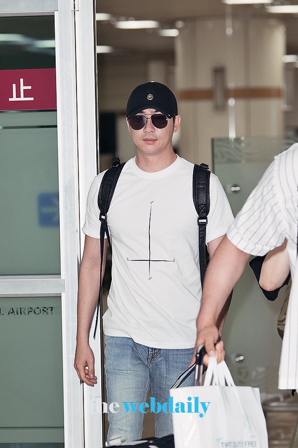 강지환, 김포국제공항 입국