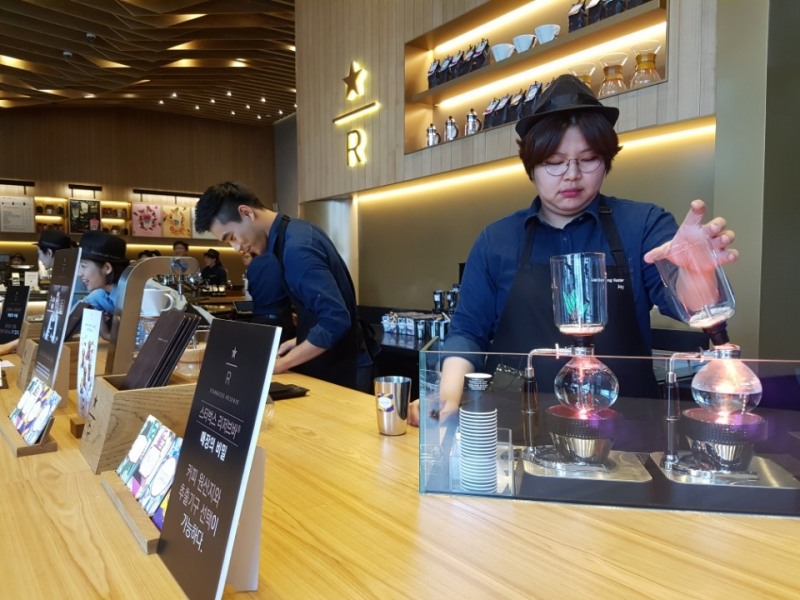 25일 강남교보타워 R점에서 직원이 '리저브 체험'을 선보이고 있다.(사진=로이슈)