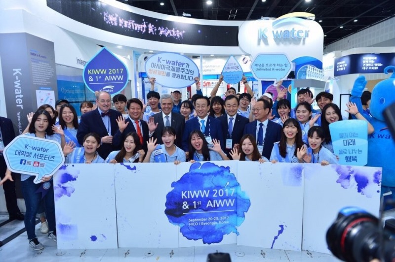 2017년 제11기 케이워터 대학생 서포터즈가 2017년 9월 경주에서 개최된 아시아 국제물주간 홍보를 하는 모습.(사진=K-water)