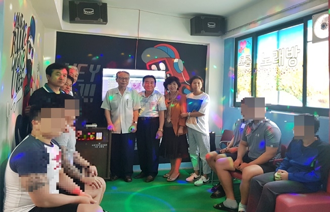 노래방을 재정비해 오픈하고 기념촬영.(사진제공=부산소년원)