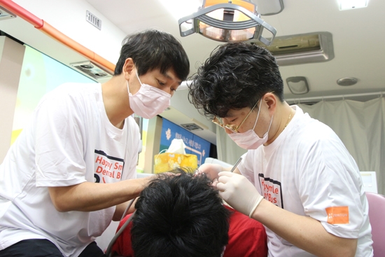 24일 서울 은평구보건소에서 진행된 ‘해피스마일치과버스’ 봉사활동에서 제니튼 지대경대표가 의료봉사를 하고 있다. (사진=제니튼)