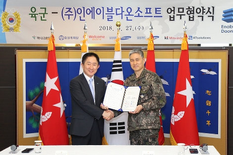 업무협약식에 참석한 이진국 하나금융투자 사장(왼쪽)과 김용우 육군참모 총장(오른쪽)이 기념촬영을 하고 있다. (사진=하나금융투자)