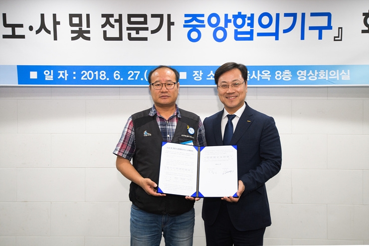 왼쪽부터 강철 전국철도노조 위원장, 오영식 코레일 사장(사진=코레일 제공)