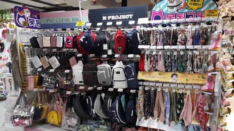 못된고양이 삐에로쇼핑 샵인샵 매장.(사진=못된고양이)