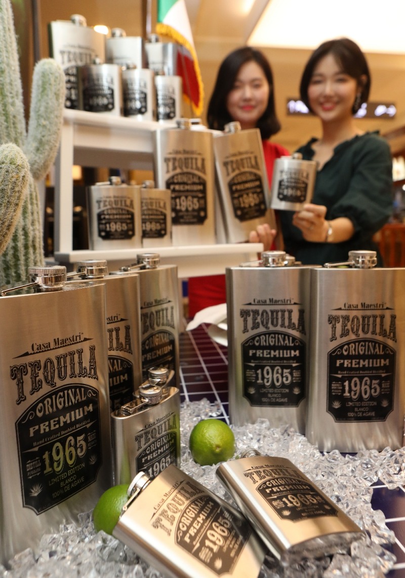 29일, 소공동에 위치한 롯데백화점 본점에서 직원들이 멕시코 전통방식으로 제조된 ‘플라스크 데킬라 1965’를 소개하는 모습. (사진=롯데백화점)