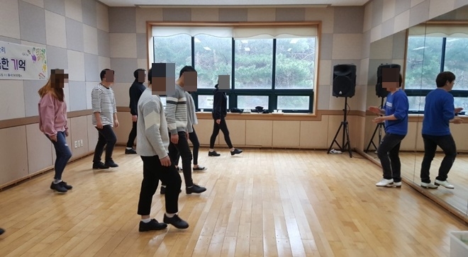 탭댄스 연습에 구슬땀을 흘리고 있다.(사진제공=서산준법지원센터)