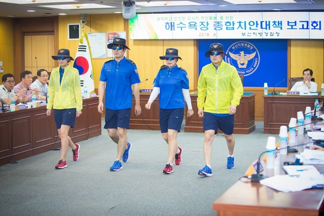 전종요원 복장 시연회를 하고 있다.(사진제공=부산지방경찰청)