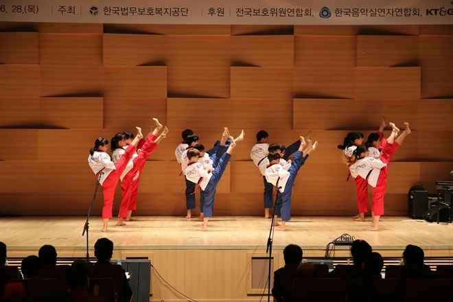 태권도 품세를 선보이고 있다.