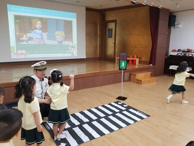 보행안전 3원칙인 ‘보다-서다-걷다’를 교육하고 있다.(사진제공=대구달성경찰서)