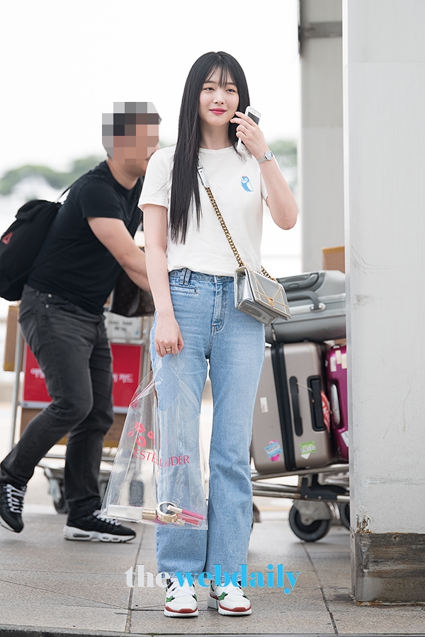 설리, 인천국제공항 출국