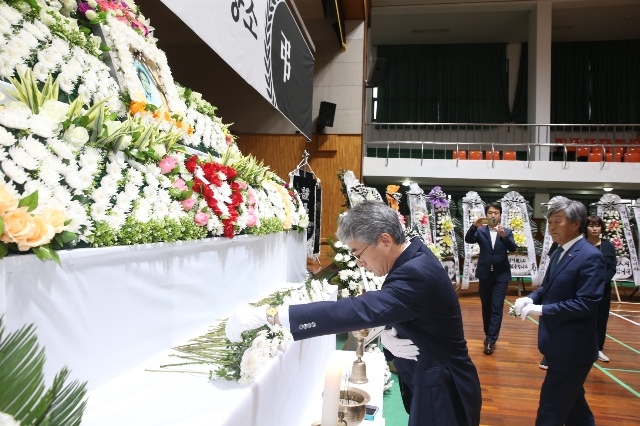 박종훈 교육감이 고 김복득 할머니 분향소에서 조문을 하고 있다.(사진제공=경남도교육청)
