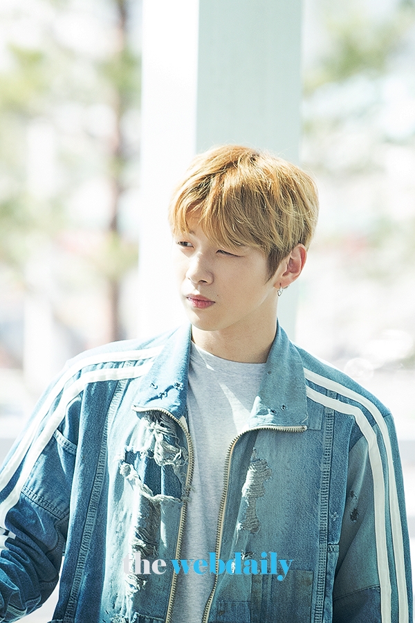 WannaOne(워너원) 강다니엘, 햇살이 따갑네