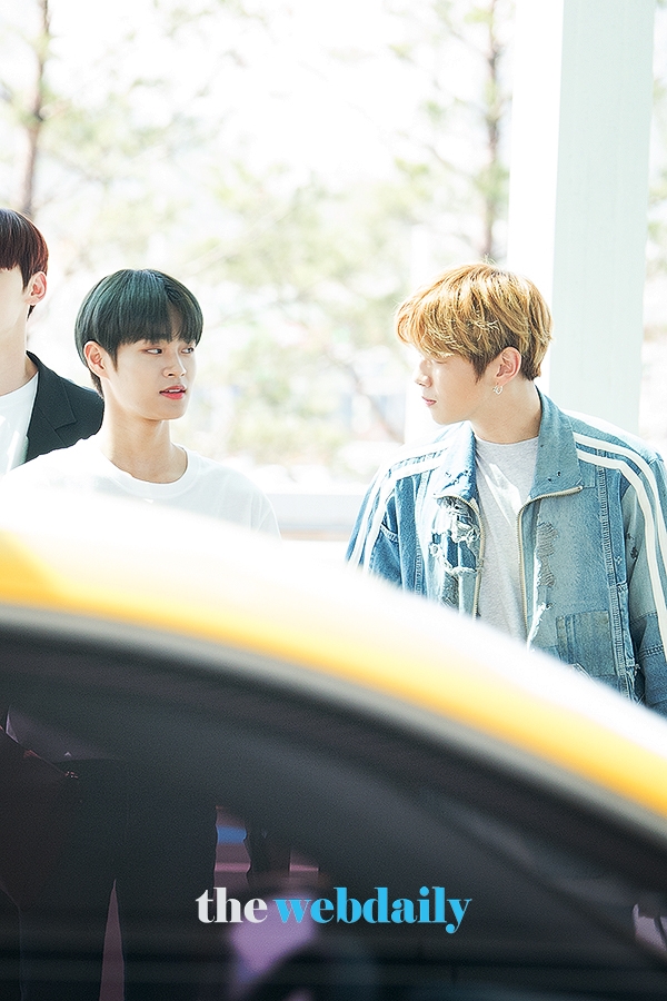 WannaOne(워너원) 강다니엘, 이대휘와 아이컨택