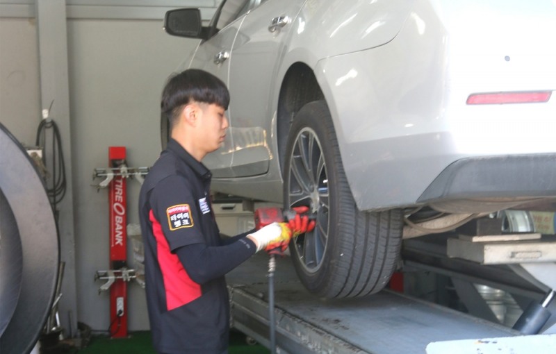 타이어뱅크 엔지니어가 타이어를 점검하는 모습.(사진=타이어뱅크)