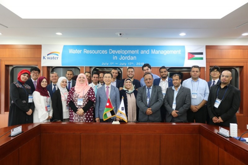 요르단 수자원 개발 및 관리 연수생 단체 사진(왼쪽5번째강우규한국수자원공사인재개발원장).(사진=한국수자원공사)