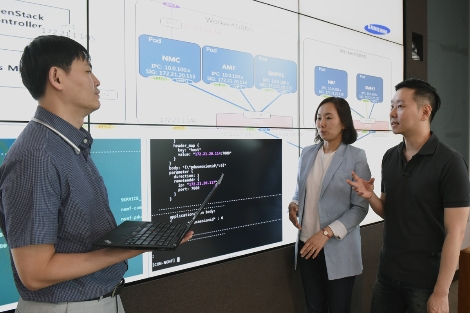 SK텔레콤과 삼성전자 연구원들이 2일 경기도 수원시에 위치한 삼성전자 5G연구소에서 '5G 전용 교환기'의 기술과 장비 성능을 시험해보고 있다. (사진=SK텔레콤)