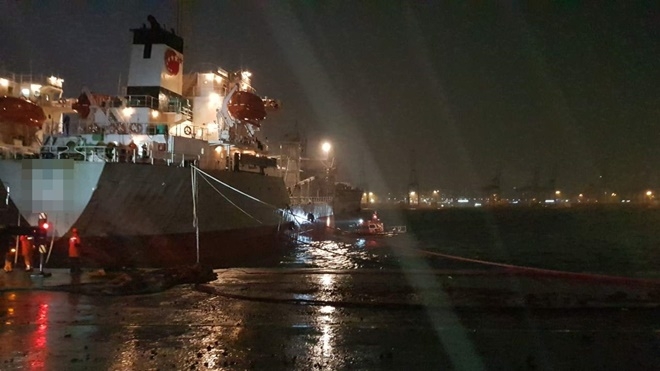 환자를 긴급 이송하고 있다.(사진제공=부산해양경찰서)