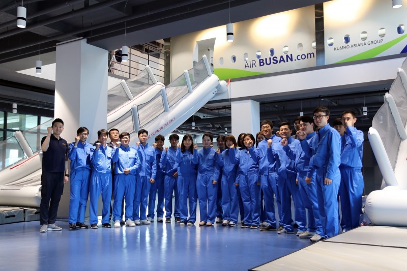 안전대회의를 하고 기념촬영을 하고 있다.(사진제공=에어부산)