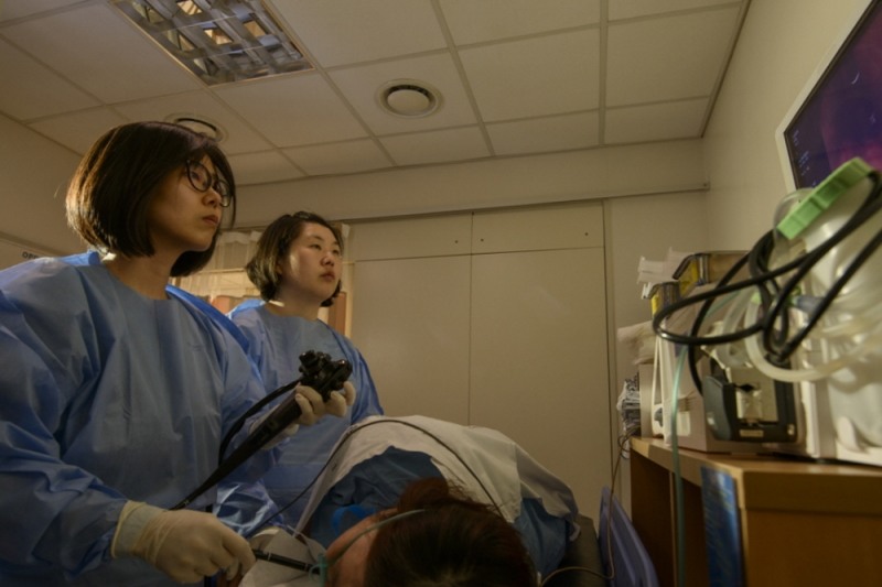 강남세브란스병원 소화기내과 김지현 교수(왼쪽 첫 번째)가 위내시경 검사를 실시하고 있다. (사진=강남세브란스병원)