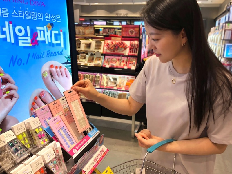 랄라블라 "셀프 홈케어 네일용품 인기 급증"