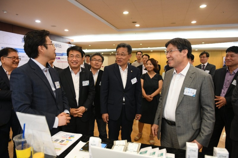 제15회 아이디어 마켓플레이스. 오른쪽,권오준회장 (사진=포스코)