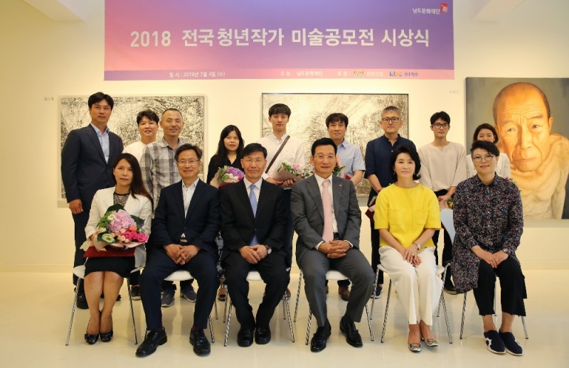 앞줄 오른쪽부터 김미진 심사위원장(홍익대 미술대학원 교수), 태성문화재단 우현희 이사장, 호반건설 김상열 회장, 남도문화재단 손대정 이사, 남도문화재단 조승현 이사, 대상 수상자 김유정 작가.(사진=남도문화재단)