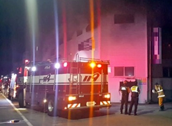 부산 사상구 학장동 도금 공장의 화재로 출동한 소방대가 화재수습을 하고 있다.(사진제공=부산소방본부)