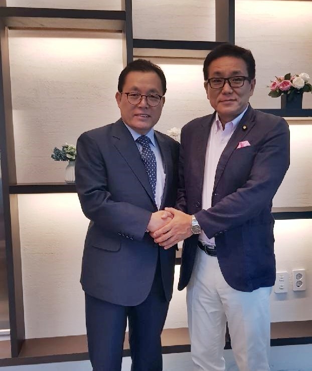이채익 의원(사진왼쪽)과 日 에지마 의원이 손을 맞잡고 있다.(사진제공=이채익의원실)