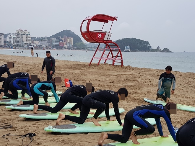 청소년들이 서핑교육을 받고 있다.(사진제공=부산사상경찰서)