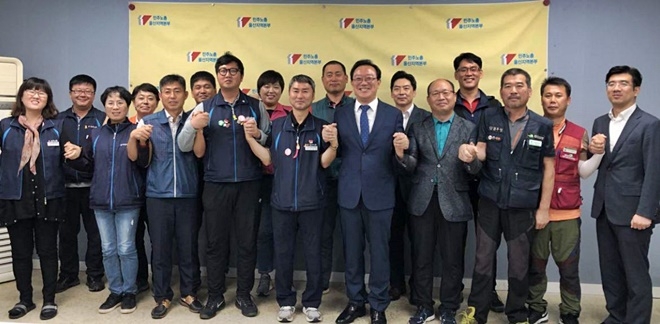 송철호 울산시장이 울산본부 간부진들과 기념촬영을 하고 있다.(사진제공=민주노총울산본부)