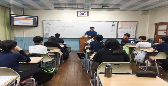학교폭력 예방 법교육을 진행하고 있다.(사진제공=밀양준법지원센터)