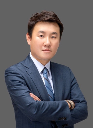 ◆법무법인(유) 현 김래현 변호사 약력 △제40회 사법연수원 수료 △제50회 사범시험 합격 △고려대학교 졸업 △대전 보문고등학교 졸업 △대한변호사협회(2018) △법무법인 산하 변호사(2011~) △법무법인(유) 현 변호사(2018)