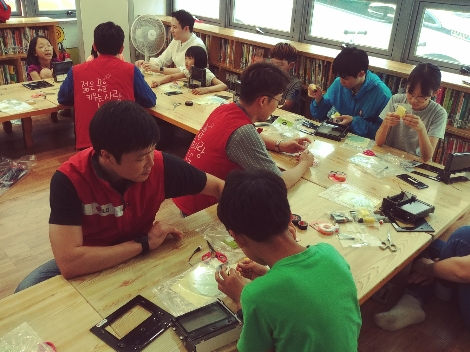 지난 6일 LG화학 임직원들이 마곡 LG사이언스파크 인근 초등학생들을 대상으로 '주니어 공학교실'을 실시했다. (사진=LG화학)