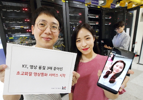 KT 직원들이 네트워크 시스템을 배경으로 HEVC 코덱이 적용된 영상통화 서비스를 시연하고 있는 모습. (사진=KT)