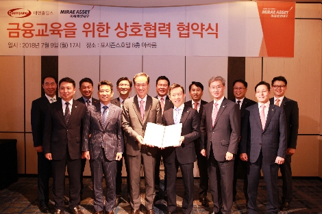 왼쪽부터 대명레저산업 손창완 부장, 윤혁락 세일즈마케팅본부장, 정종훈 MICE영업팀장, 최주영 대표이사, 최진식 비발디파크 운영지원실장, 박흥석 대명그룹 부회장, 미래에셋대우 박경준 강남1지역본부장, 미래에셋대우 최현만 수석부회장, 최춘구 준법감시인, 마득락 WM사업담당 사장, 양승연 금융소비자보호팀장, 허선호 경영지원부문대표, 금융소비자보호팀 임창빈 선임매니저. (사진=미래에셋대우)