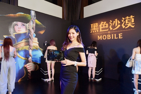 현지 모델이 10일 대만에서 열린 '검은사막 모바일' 쇼케이스에서 게임을 직접 시연하고 있다. (사진=펄어비스)