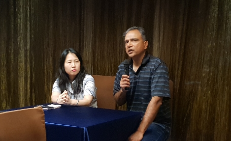 블루스택의 로젠 샤르마 CEO(오른쪽)와 조현선 한국 지사장이 11일 '글로벌 리치 프로그램'에 대해 설명하고 있다. (사진=로이슈)