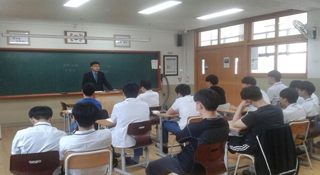 밀양전자고등학교를 방문해 학교폭력 예방 법교육을 하고 있다.(사진제공=밀양준법지원센터)