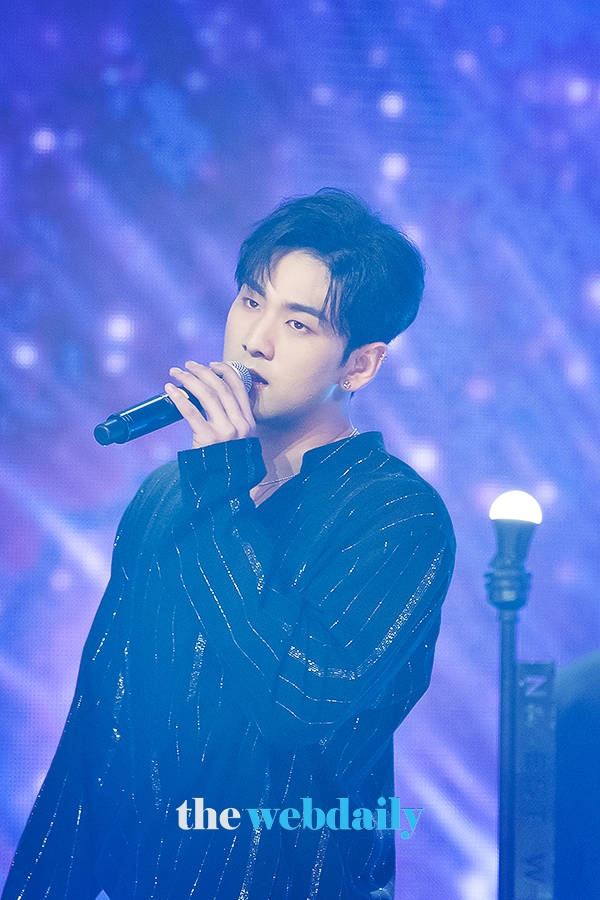 뉴이스트W의 백호, MBC MUSIC '쇼챔피언' 생방송 현장