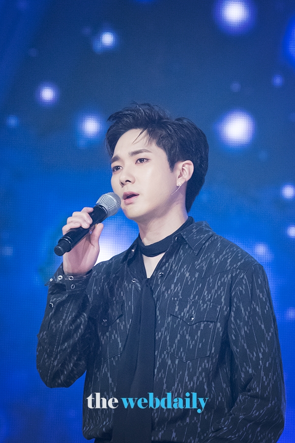 뉴이스트W 아론, MBC MUSIC '쇼챔피언' 생방송 현장