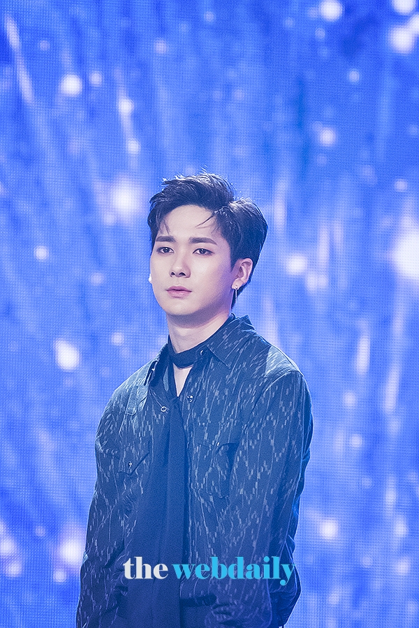 뉴이스트W 아론, MBC MUSIC '쇼챔피언' 생방송 현장