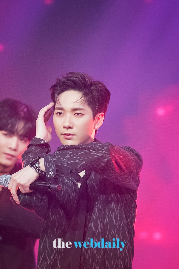 뉴이스트W 아론, MBC MUSIC '쇼챔피언' 생방송 현장