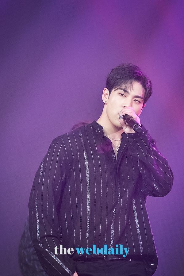 뉴이스트W 백호, MBC MUSIC '쇼챔피언' 생방송 현장