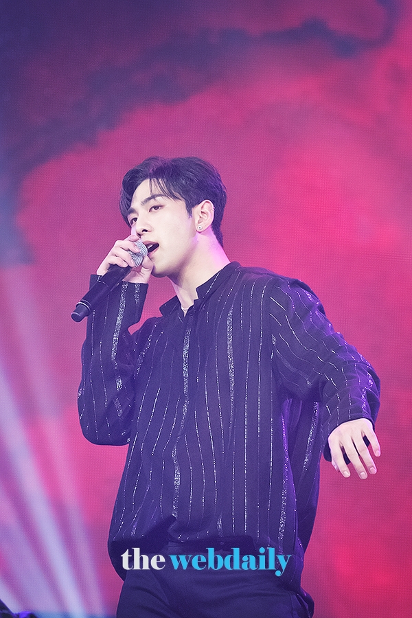 뉴이스트W 백호, MBC MUSIC '쇼챔피언' 생방송 현장