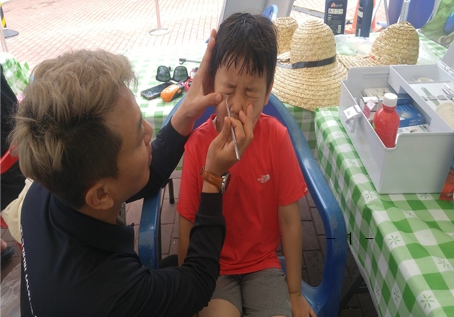 물놀이하던 아이를 치료하고 있다.(사진제공=생명의별)
